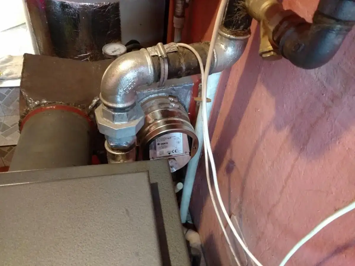 Fragment instalacji kominowej z widocznym regulatorem ciągu.