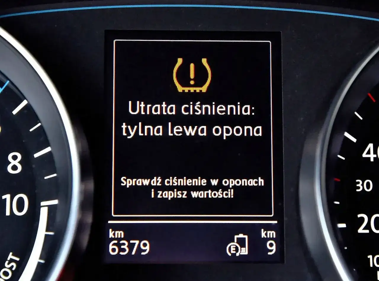Kontrolka ciśnienia w oponach świeci się, informując o utracie ciśnienia w tylnej lewej oponie. Czy można jeździć bez czujników ciśnienia w oponach? Lepiej sprawdzić ciśnienie.