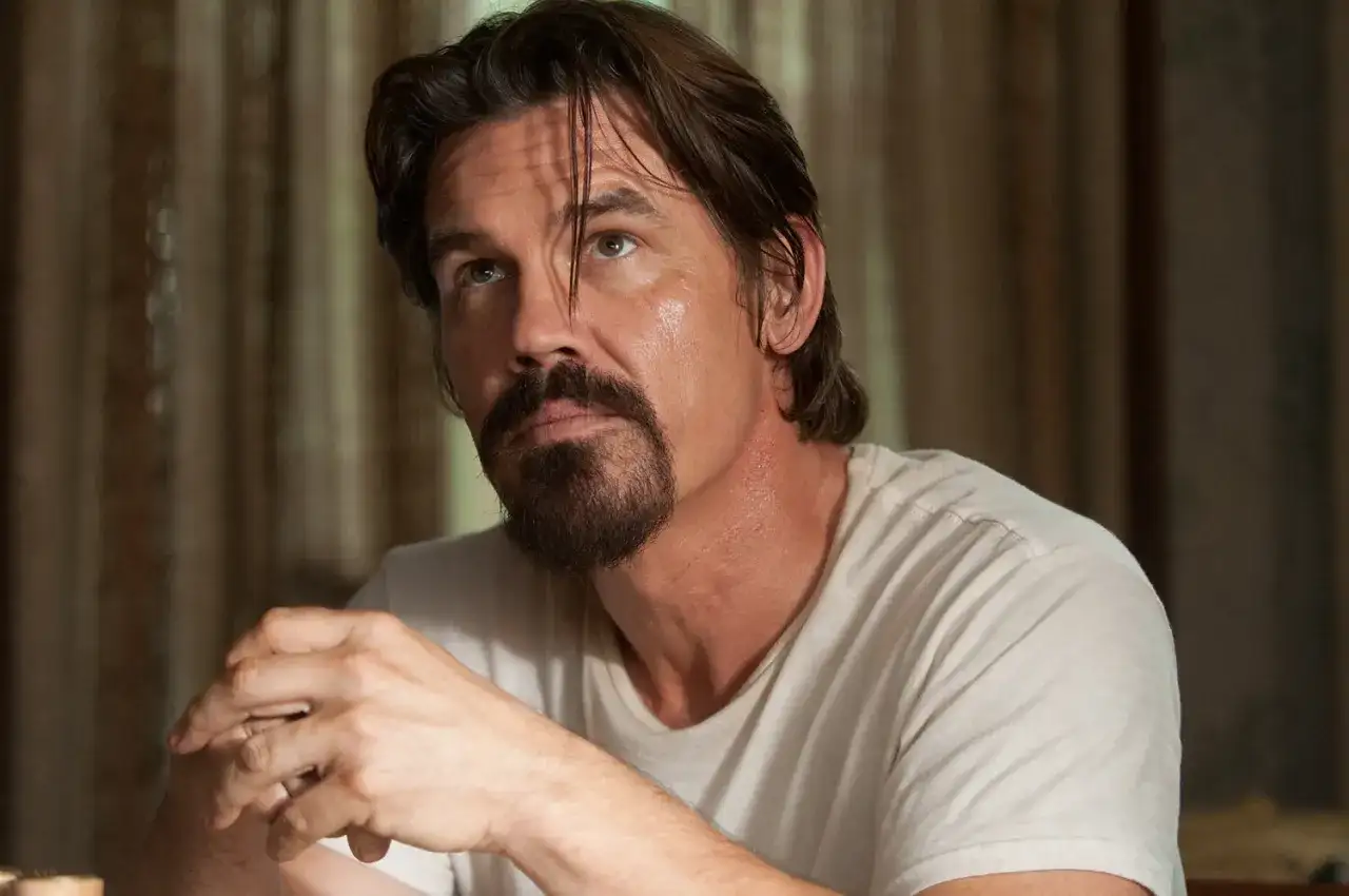 Josh Brolin w białej koszulce, z charakterystyczną brodą i zmęczonym spojrzeniem. Wiele jego filmów zapada w pamięć.
