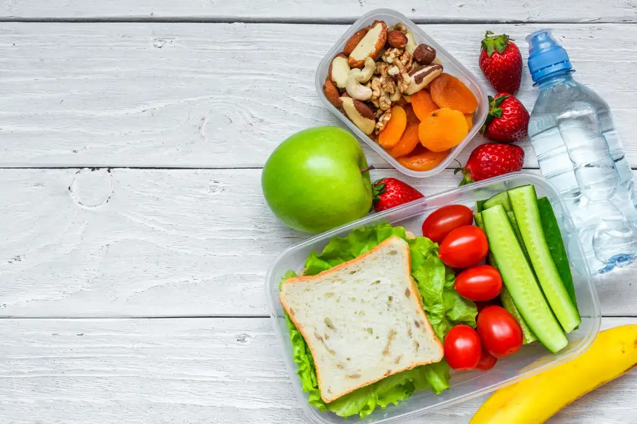 Gesunde Snacks für unterwegs: Sandwich, Obst, Gemüse, Nüsse. So darf man essen mit ins Flugzeug nehmen.
