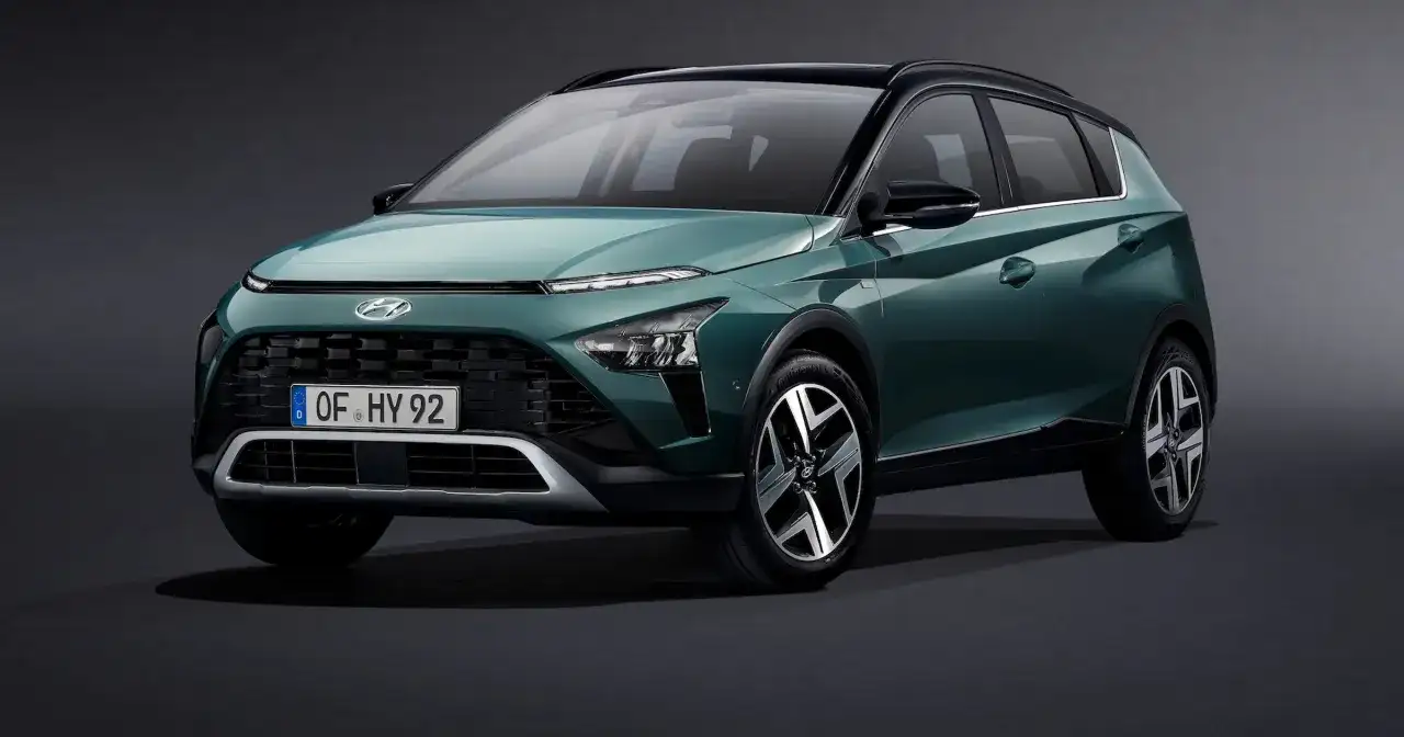 Nowy Hyundai Bayon w kolorze zielonym, z czarnym dachem i eleganckimi felgami, prezentuje się stylowo.