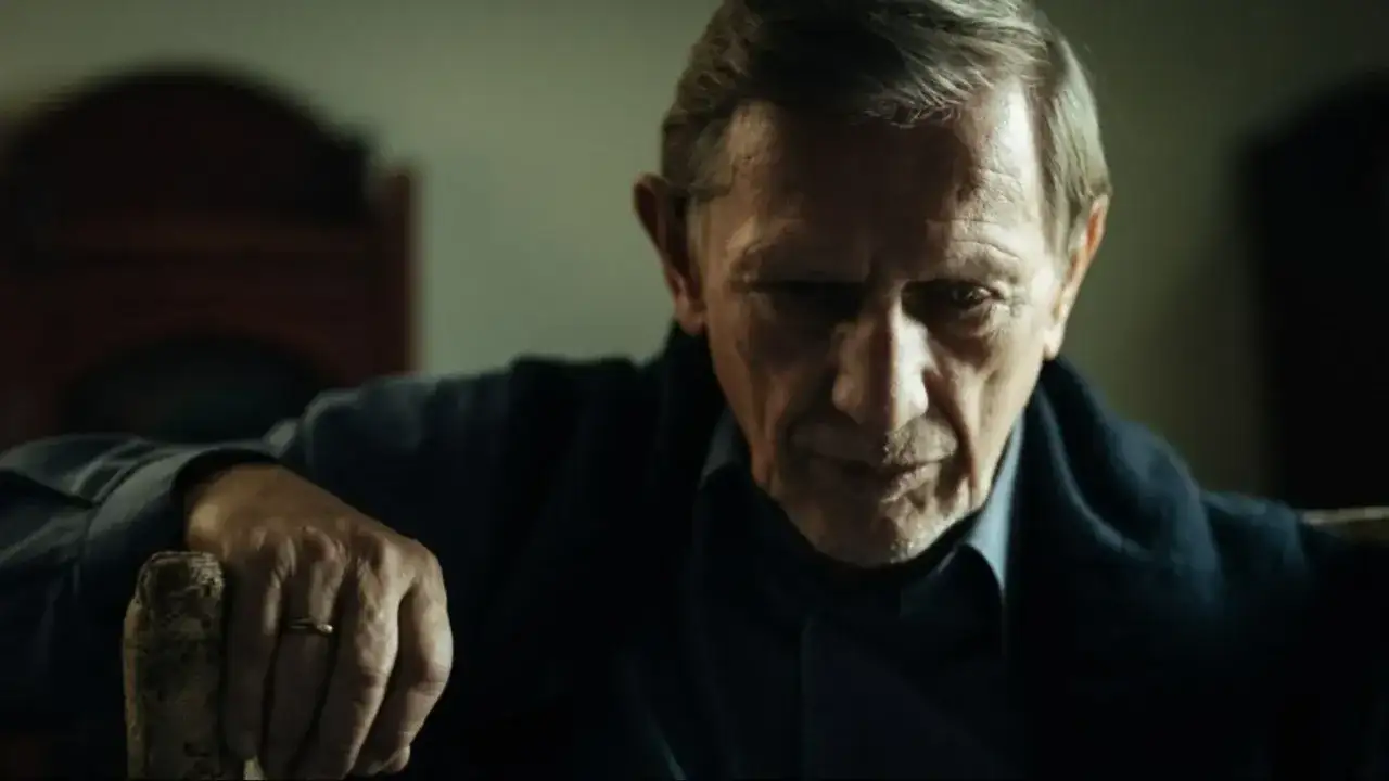 Jan Englert w filmach, zamyślony, z dłonią na lasce.
