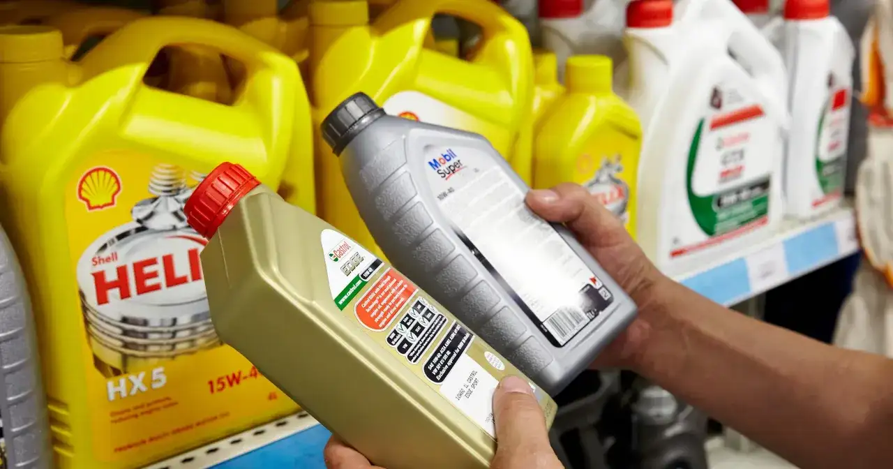 Wybór oleju do silnika LPG: jak dobrać olej do silnika zasilanego gazem LPG, uwzględniając temperaturę spalania. Na półce widać różne oleje.