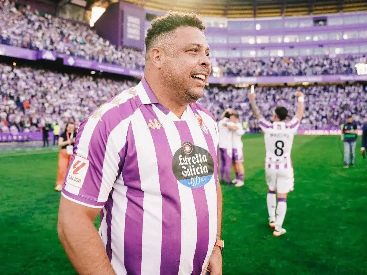 Ronaldo w koszulce Real Valladolid świętuje na boisku. Tłumy kibiców na trybunach.