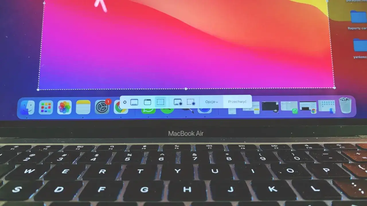 Na ekranie MacBook Air widać narzędzie do robienia zrzutu ekranu. Wybierz opcję przechwycenia fragmentu ekranu, aby dowiedzieć się, jak zrobić zrzut ekranu.