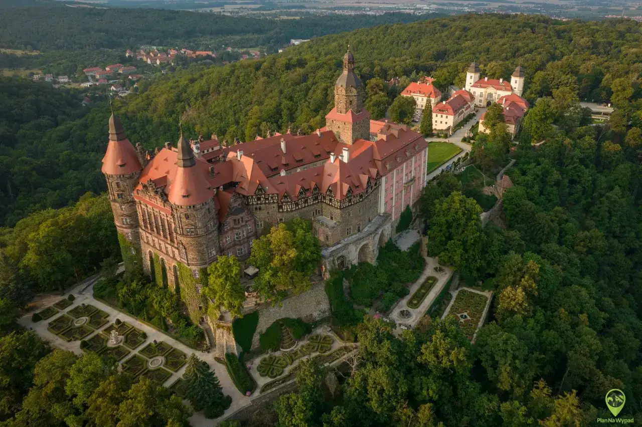 Góry Sowie skrywają zamek Książ, otoczony bujną zielenią i zadbanymi ogrodami.