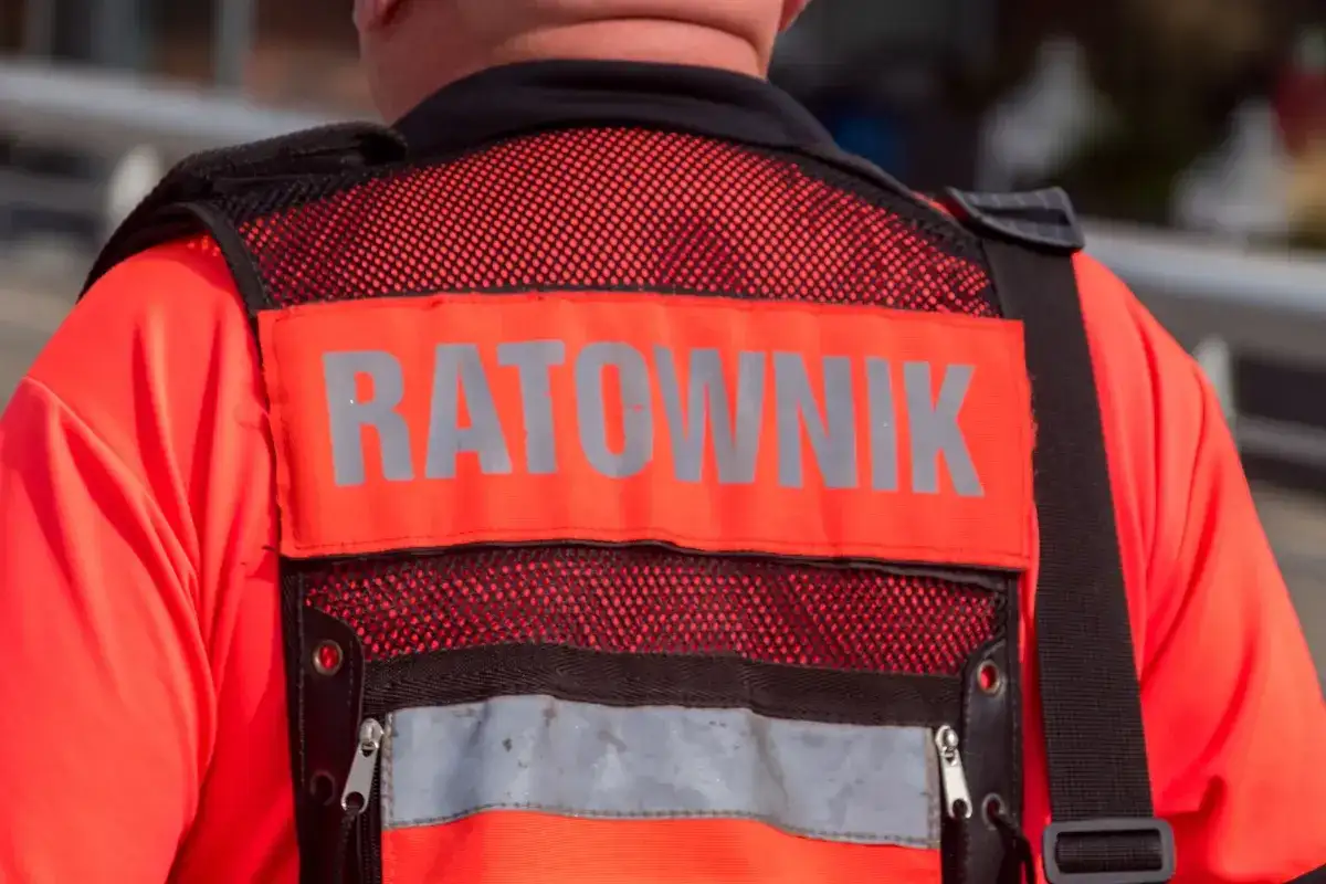 Ratownik medyczny w pomarańczowej kamizelce. Zastanawiasz się, ile zarabia ratownik medyczny?