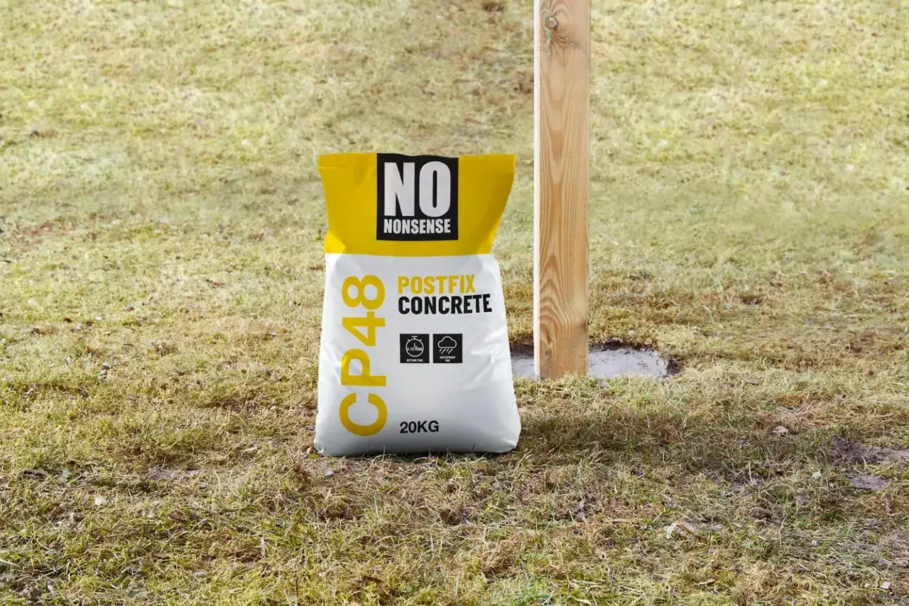 Worek z betonem CP48 Postfix Concrete, idealny do stabilizacji słupków. To beton c12/15, który szybko wiąże i jest wodoodporny.