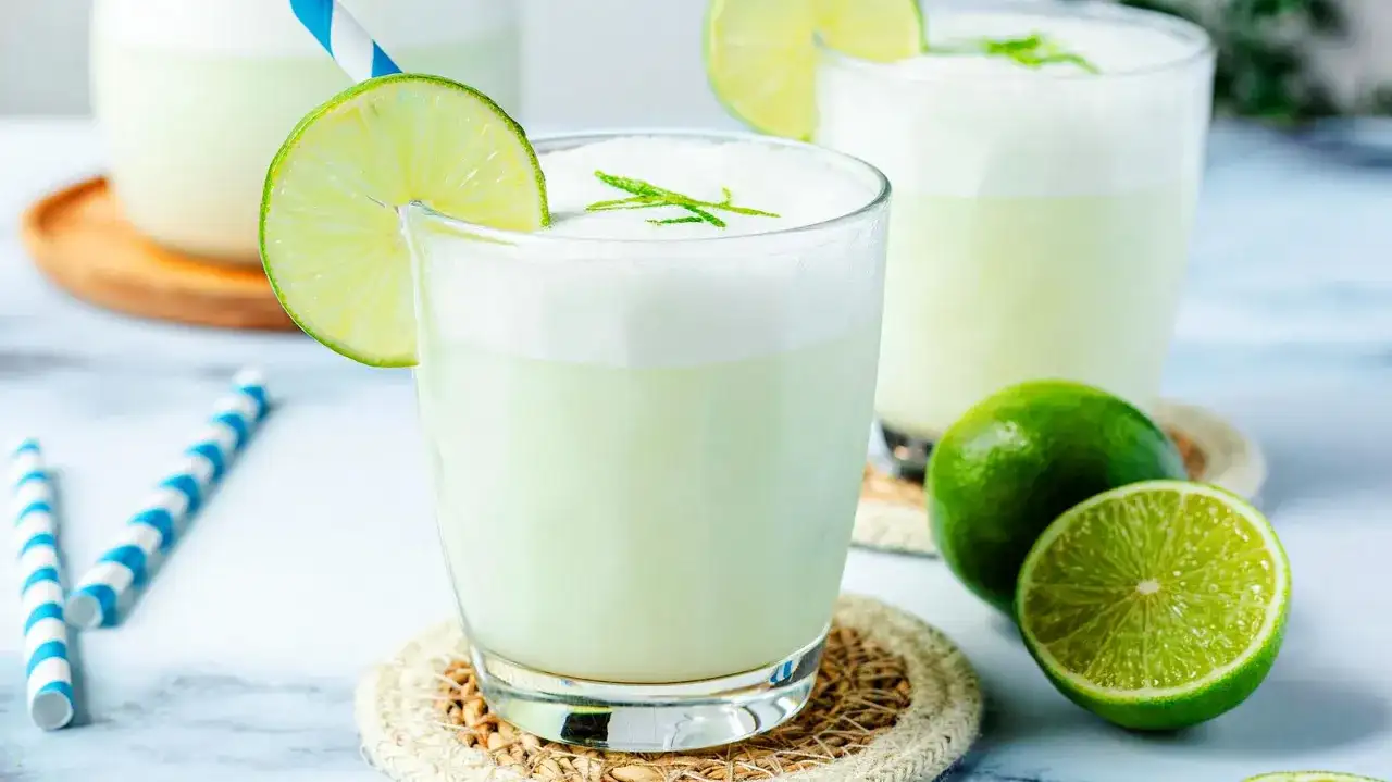 Erfrischende alkoholfreie Cocktails mit Limettenscheiben und Strohhalmen. Perfekt für heiße Tage!