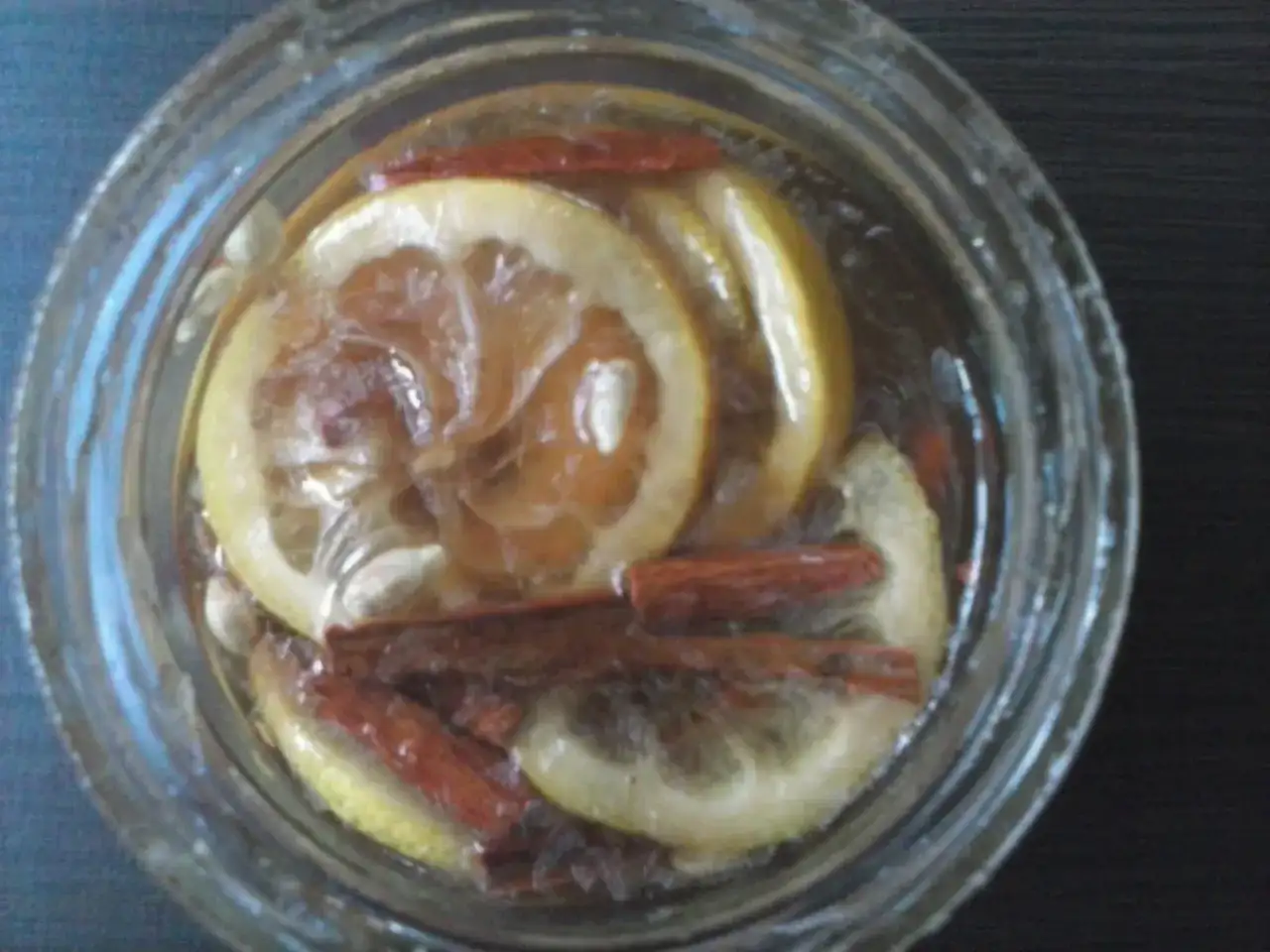 Plasterki cytryny z rumem, cynamonem i kardamonem w słoiku. Idealne na rozgrzewający napój.