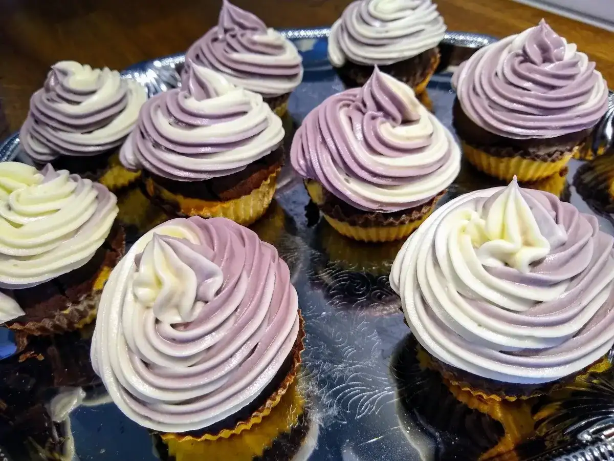 Muffins med vackert virvlad frosting i lila och vitt. Ett perfekt frosting recept för att imponera!