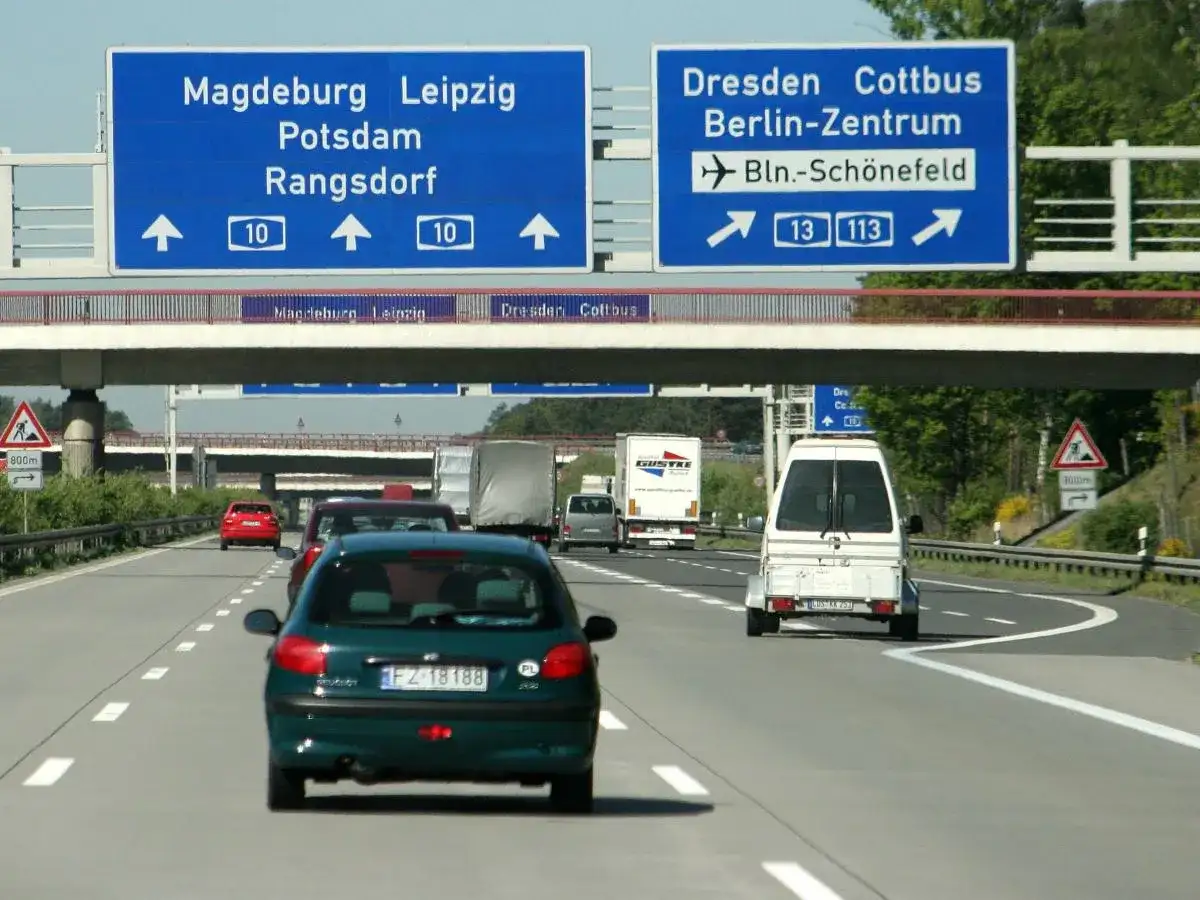 Niemieckie autostrady bez limitu: znaki kierują do Magdeburga, Lipska, Drezna i Berlina.