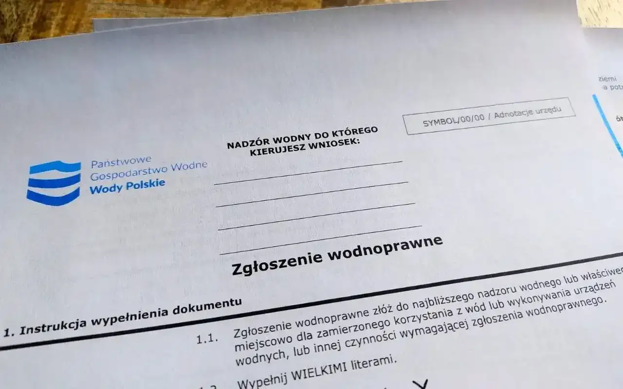Formularz "Zgłoszenie wodnoprawne" Państwowego Gospodarstwa Wody Polskie. Instrukcja podpowiada, jak napisać wniosek do urzędu.