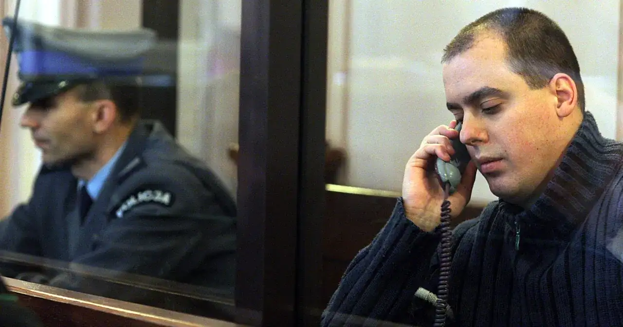 Mężczyzna rozmawia przez telefon, w tle widać funkcjonariusza. Ciekawe, ile lat ma misiek z Nadarzyna?
