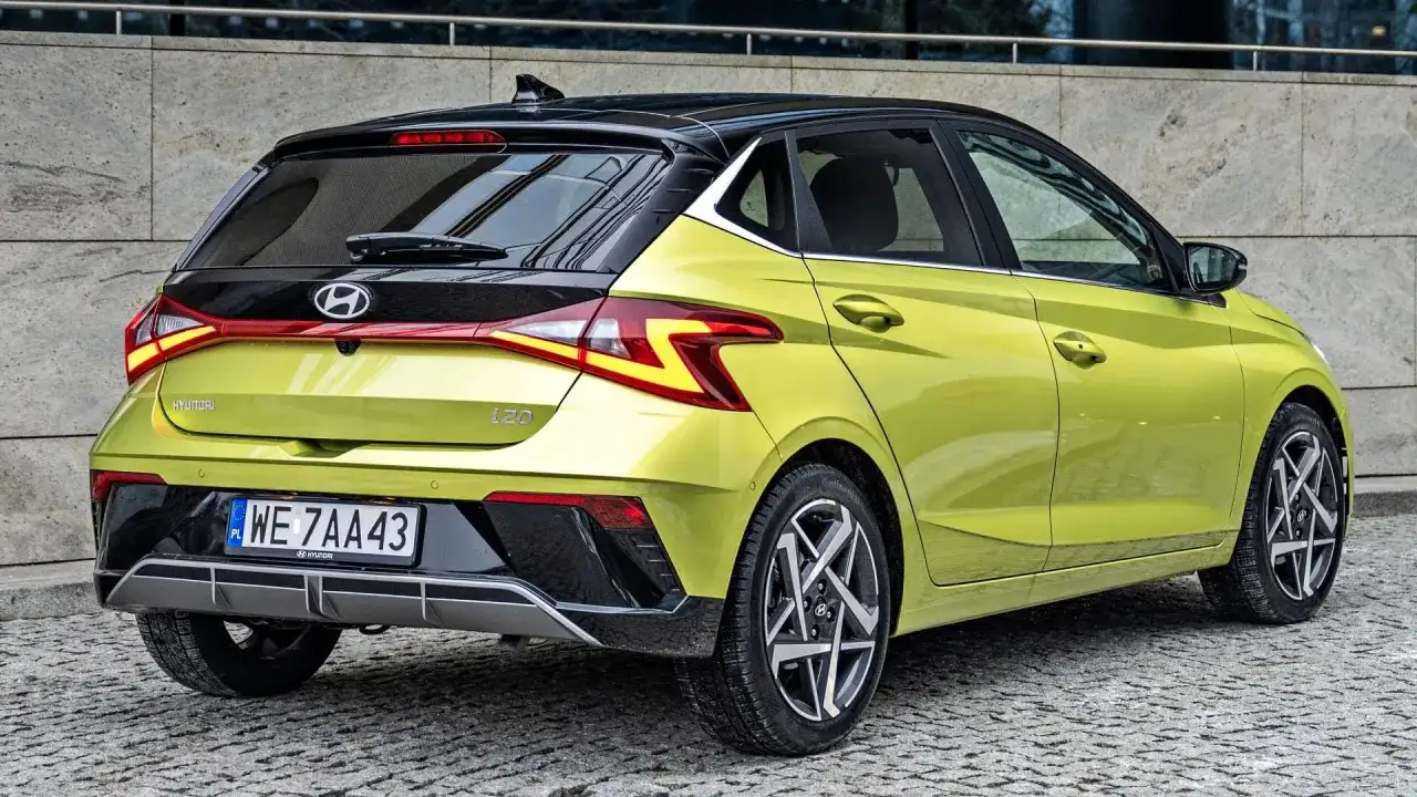 Nowe Hyundai i20 opinie: stylowy miejski hatchback w kolorze limonki, z czarnym dachem i charakterystycznymi światłami.