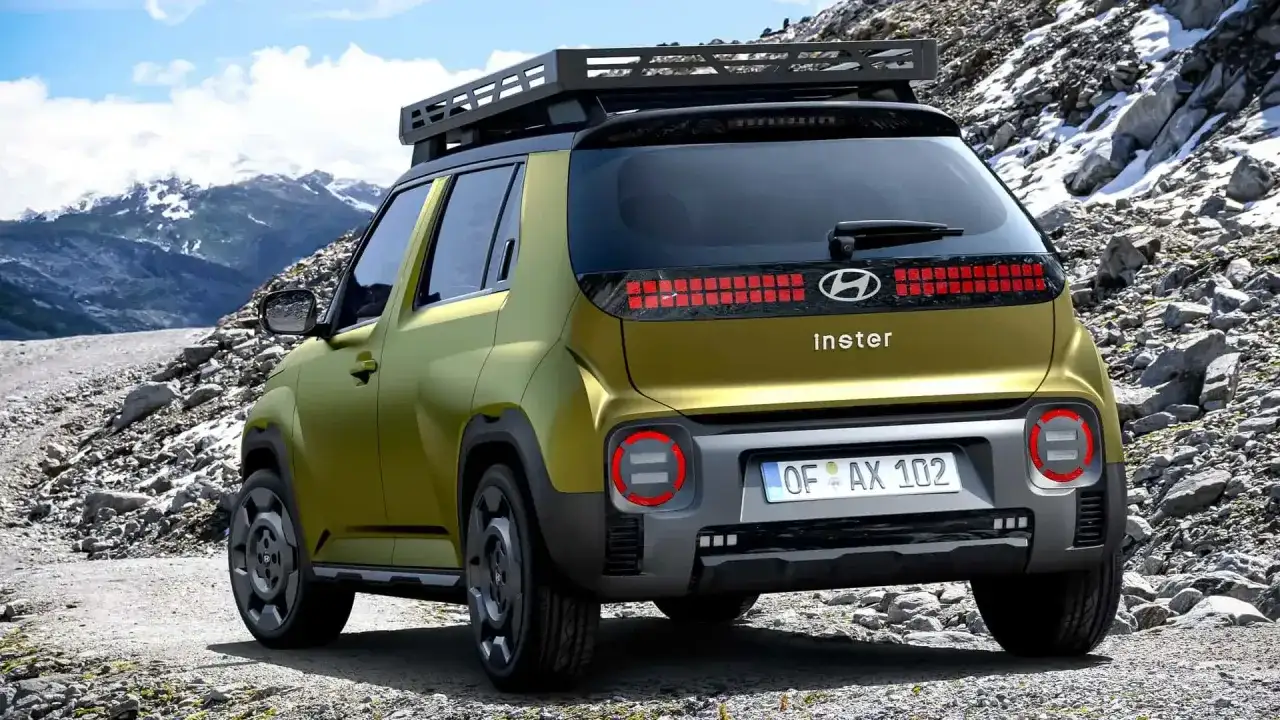Złoty Hyundai Inster na górskiej drodze. Sprawdź hyundai inster cena i wybierz się na przygodę!