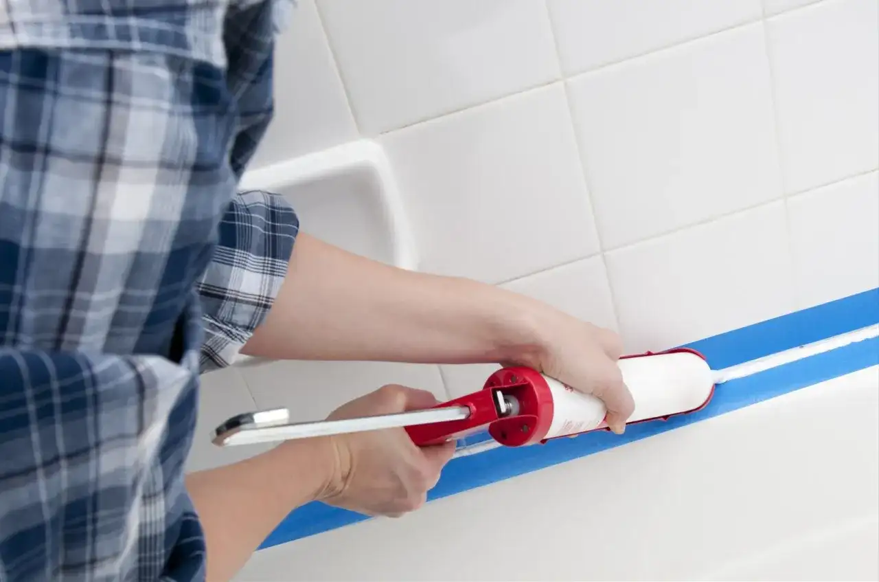 Nakładanie silikonu łazienkowego. Zastanawiasz się, ile schnie silikon łazienkowy? Czas schnięcia zależy od produktu.