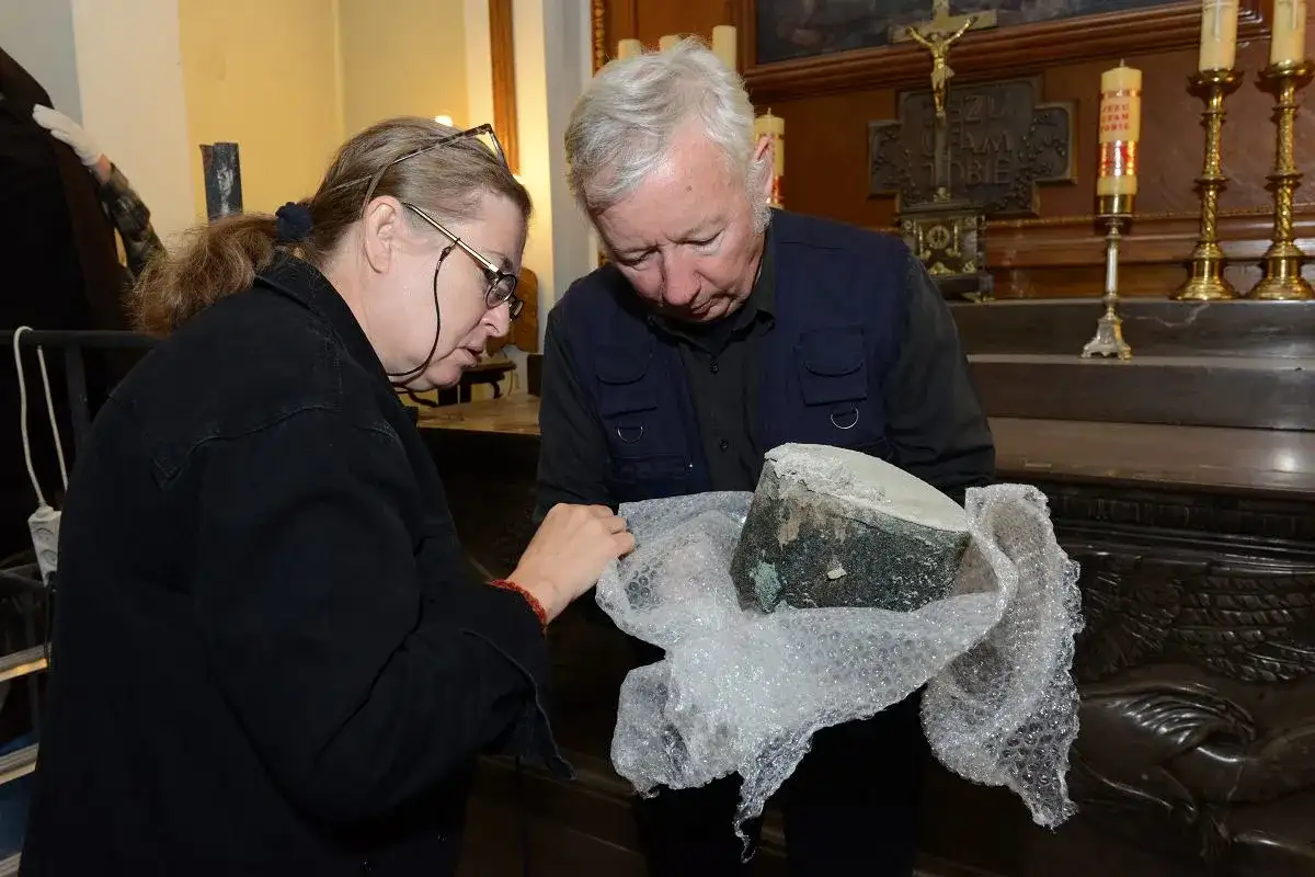 Dwoje badaczy ostrożnie wyjmuje z opakowania fragment, który może być sercem Chopina.