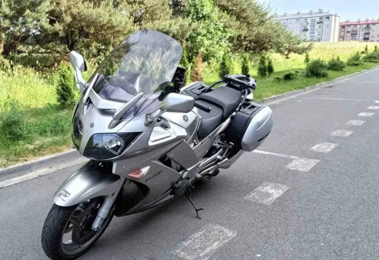 Srebrny motocykl Yamaha FJR z kuframi, gotowy na podróż.