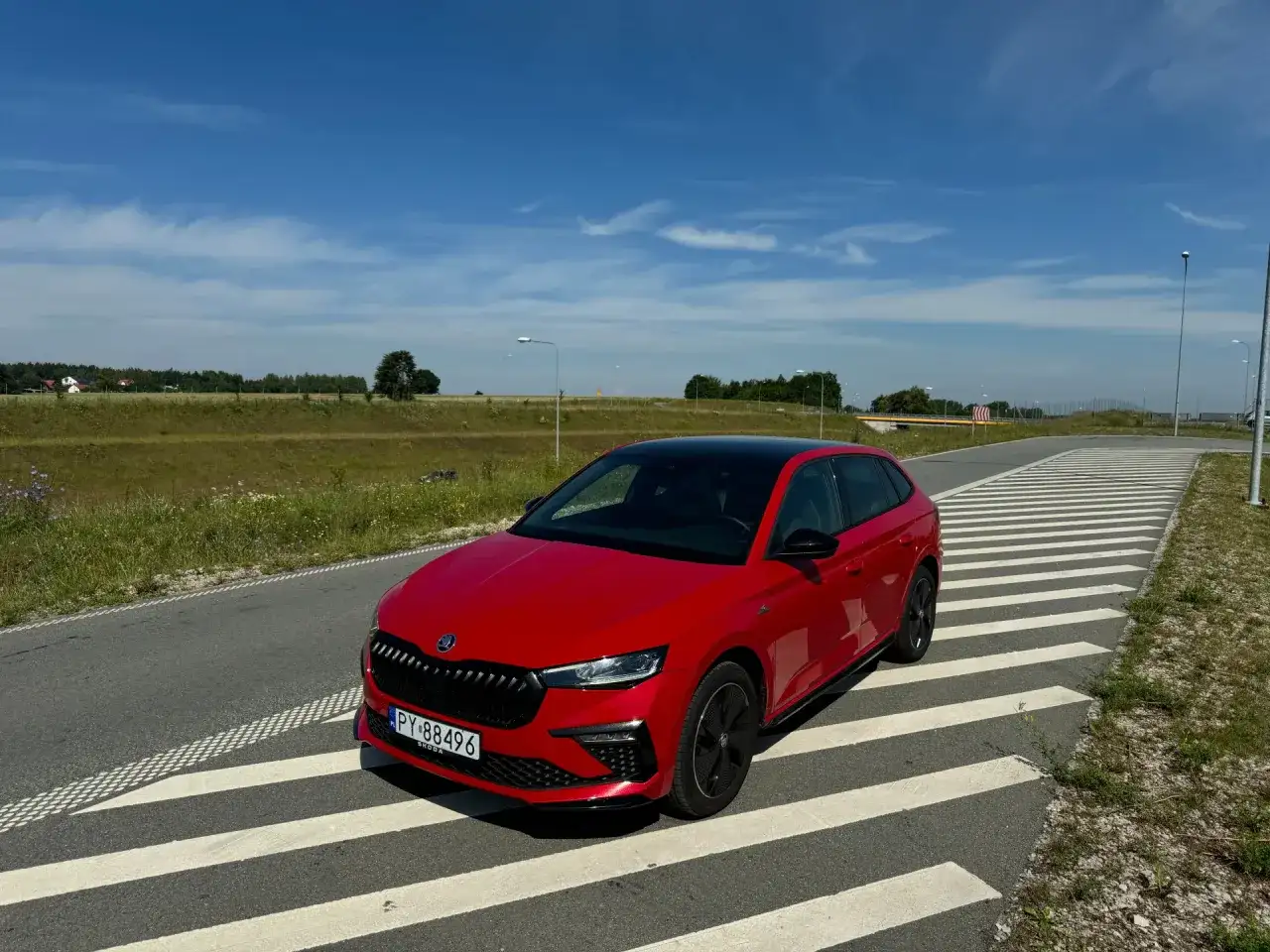 Czerwona Skoda Scala na pasach. Sprawdź atrakcyjną skoda scala cena i wybierz swój wymarzony samochód.