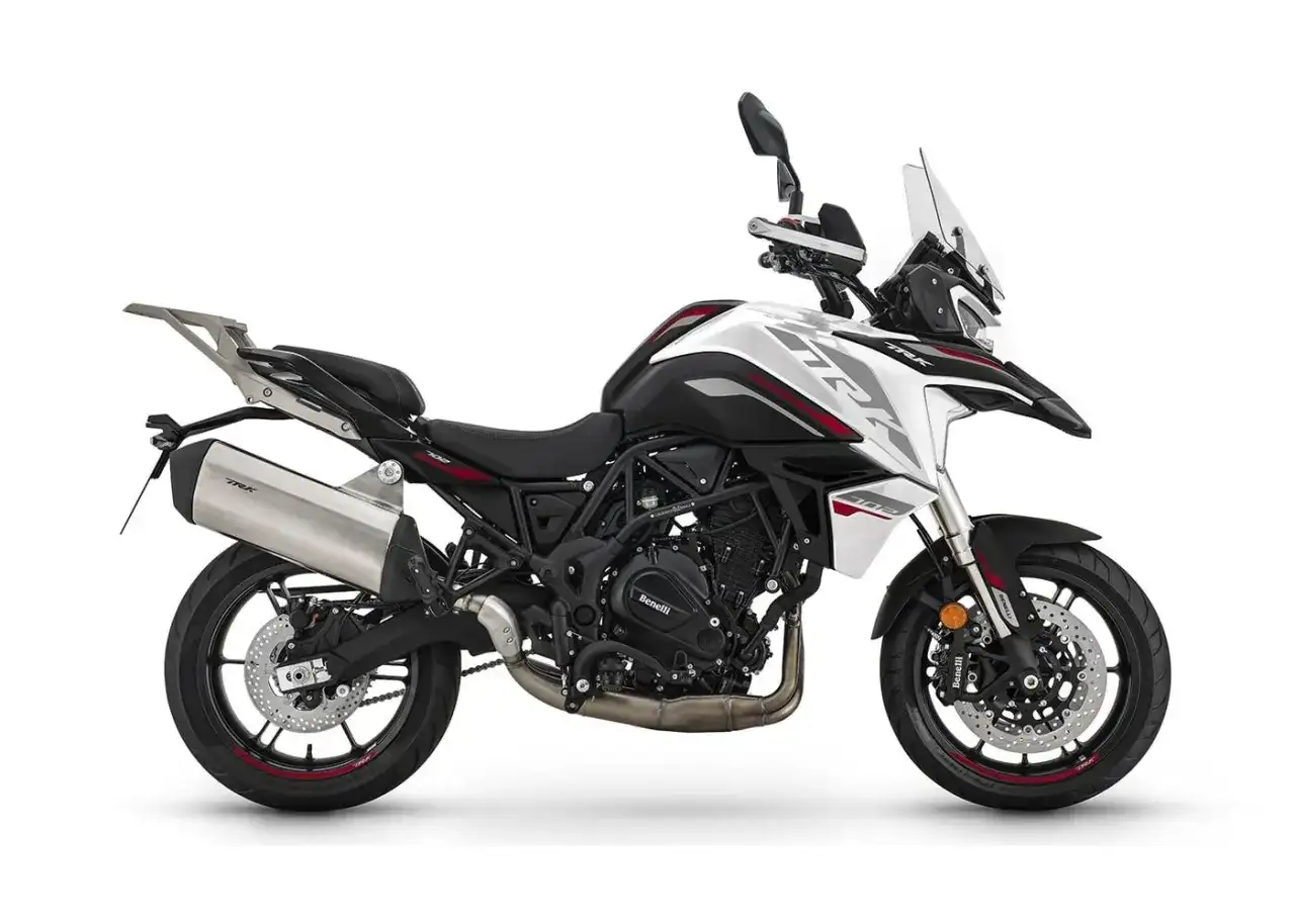 Biały motocykl turystyczny Benelli TRK 702 z czarnymi i czerwonymi akcentami, gotowy na przygodę.