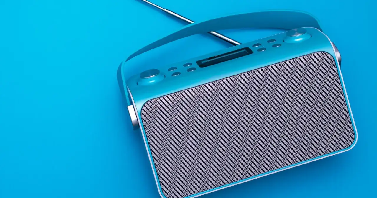 Turkusowe radio DAB, co to za nowoczesne urządzenie? Elegancki design, antena i głośnik.