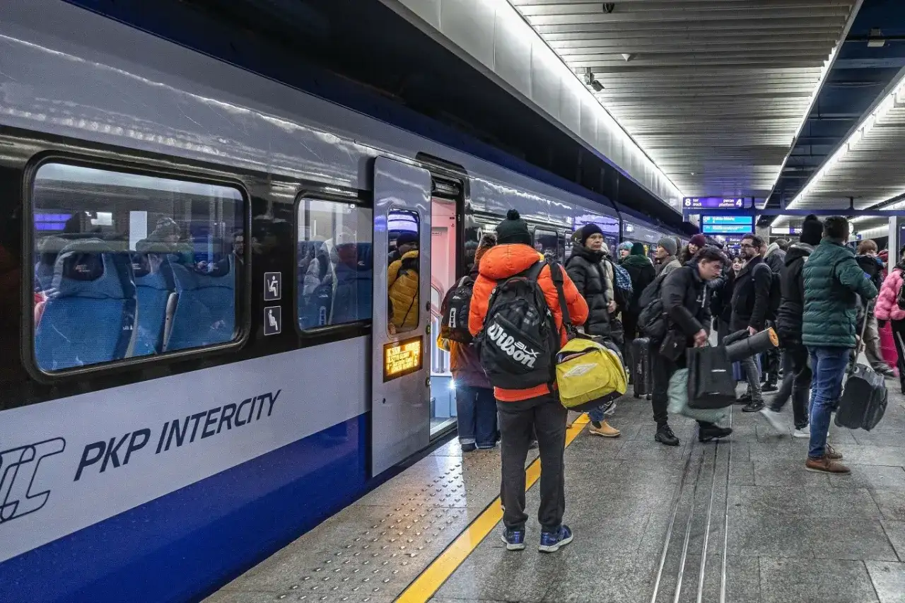 Pasażerowie czekają na peronie na pociąg PKP Intercity. Wygląda na to, że doszło do awarii taboru, bo pociąg stoi z otwartymi drzwiami, a ludzie z bagażami stoją w kolejce.