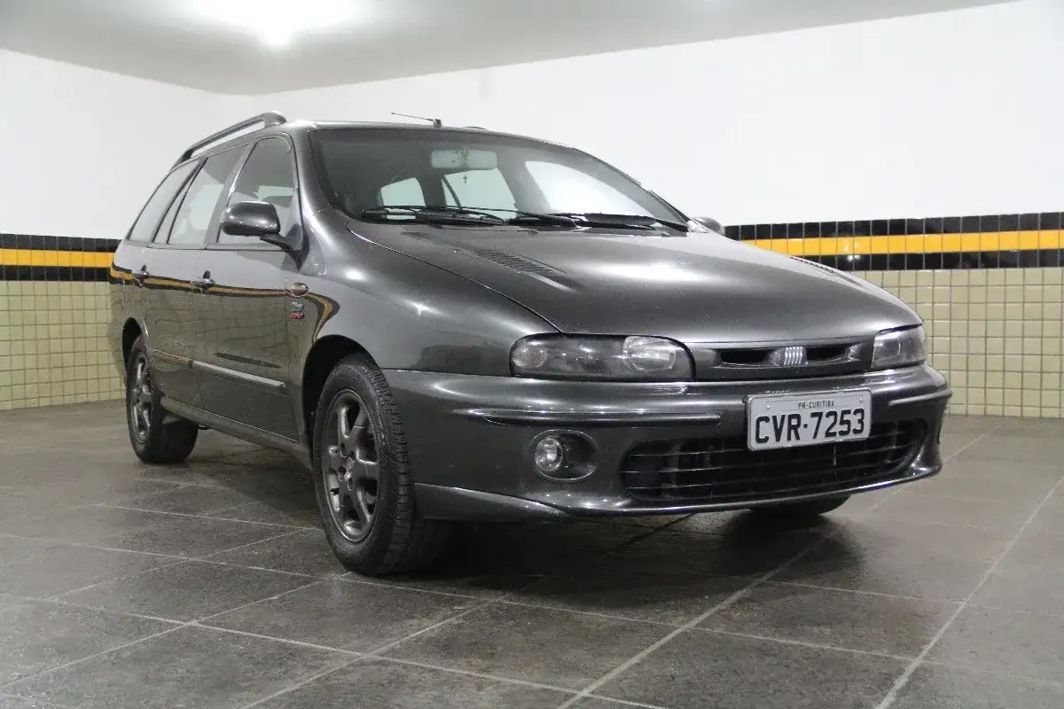 Ciemnoszary Fiat Marea Weekend z tablicą rejestracyjną CVR-7253 stoi w garażu.