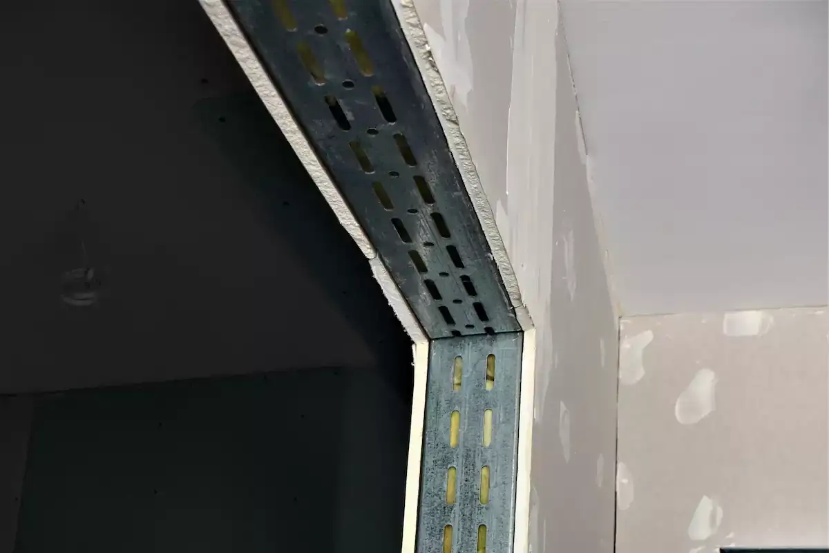 Metalowe profile wzmacniają konstrukcję w trakcie prac nad suchą zabudową. Widać fragmenty ścian z płyt gipsowo-kartonowych.