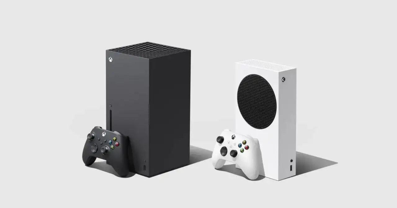 Dwie konsole Xbox next gen: czarna Xbox Series X i biała Xbox Series S, z czarnym i białym kontrolerem.