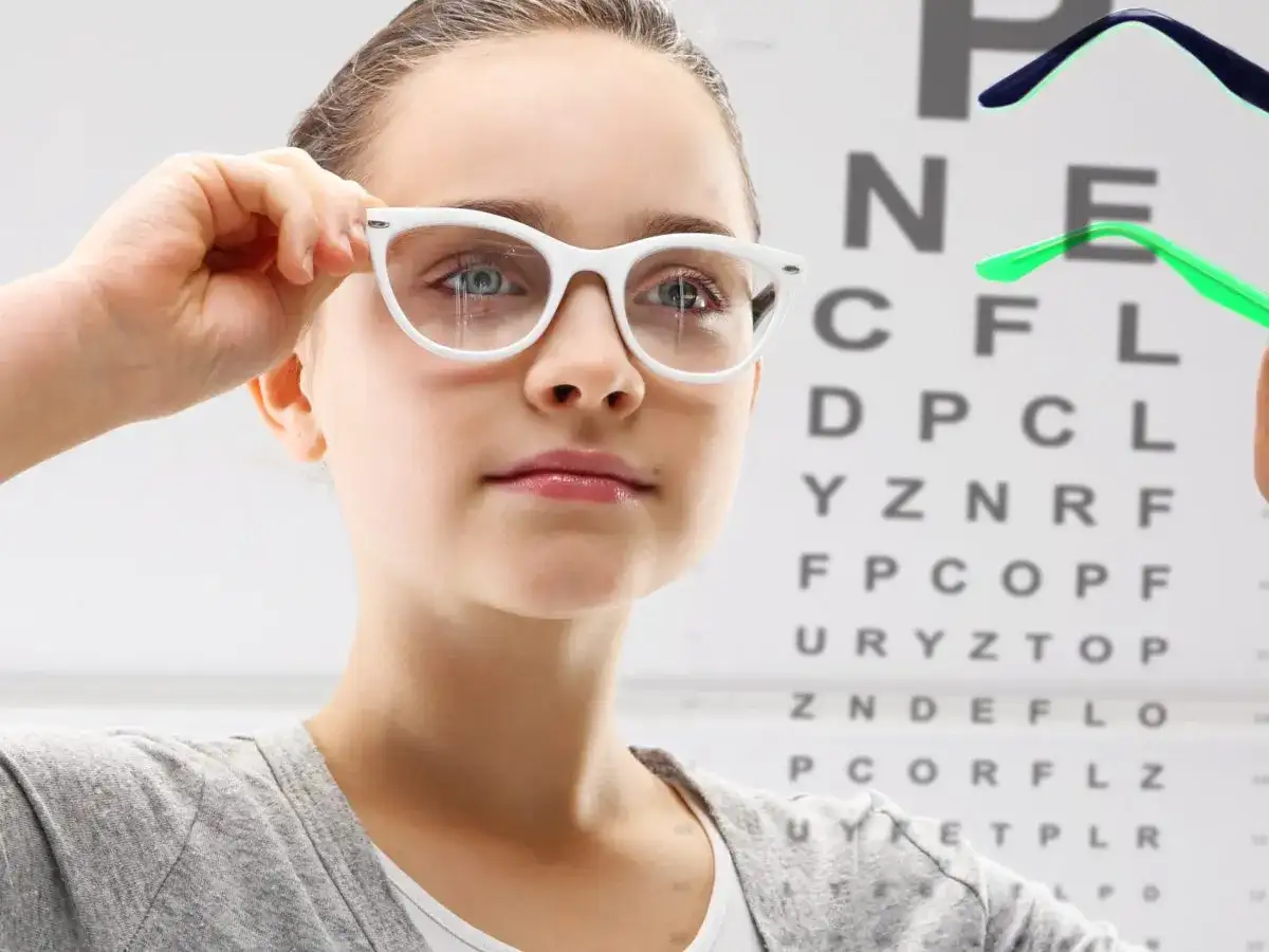 Dziewczynka z białymi okularami przed tablicą Snellena. Tak jak widzi osoba z wadą wzroku - 5.