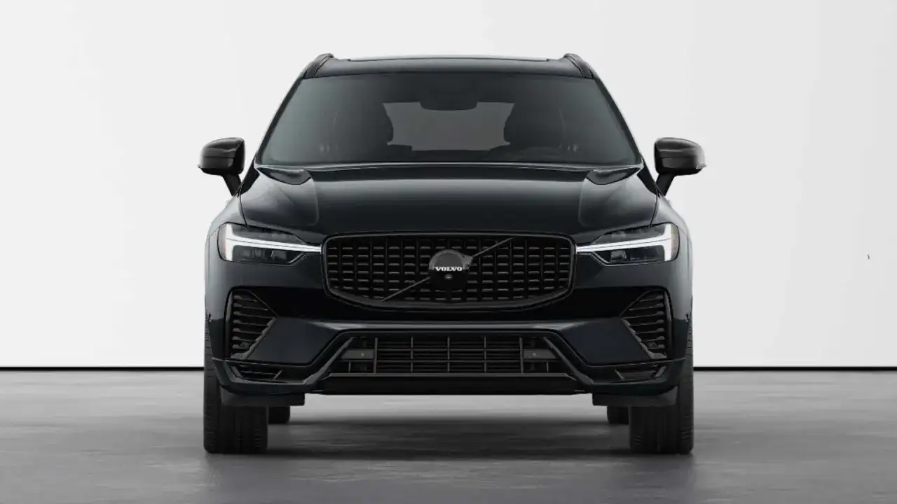 Elegancki, czarny Volvo XC60 Black Edition z charakterystycznym grillem i światłami LED.