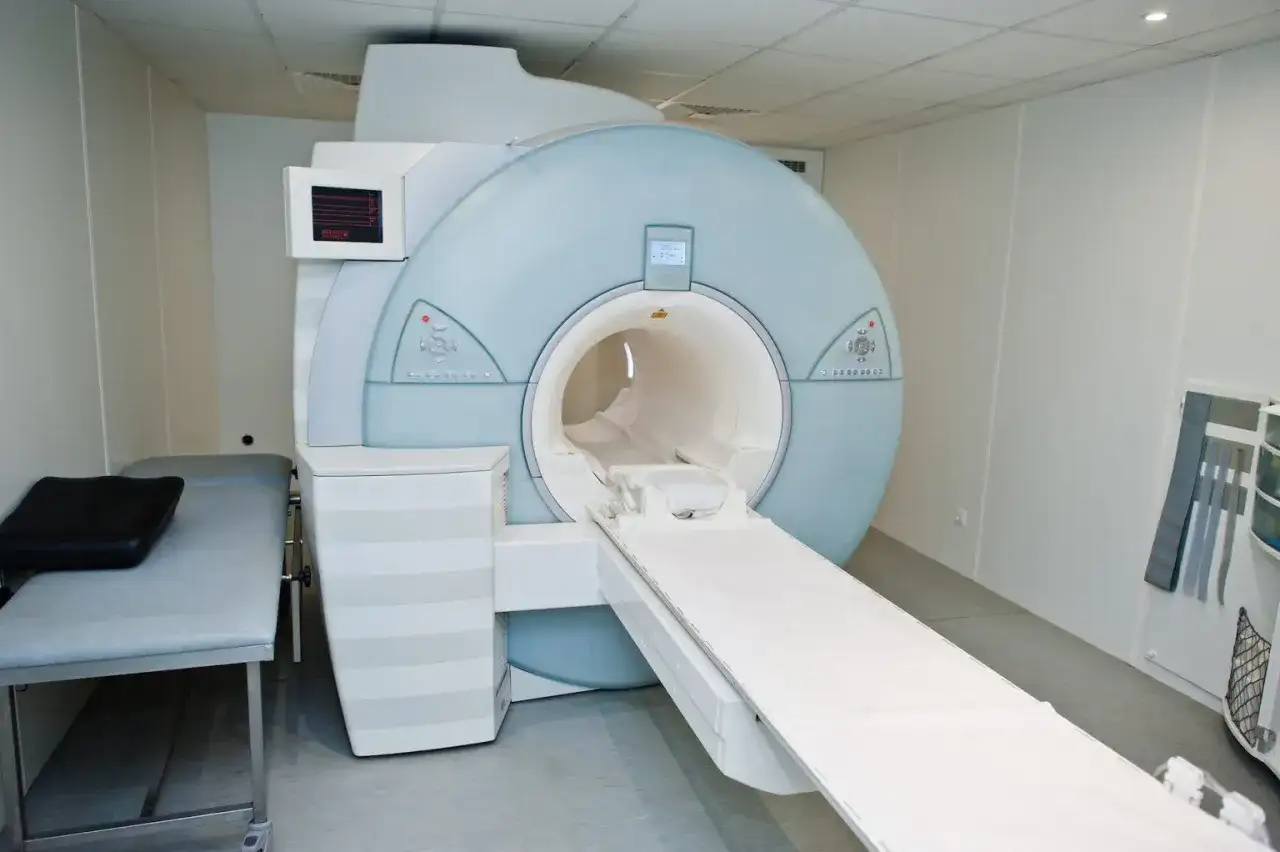 Nowoczesny aparat do rezonansu magnetycznego. Zastanawiasz się, ile kosztuje rezonans głowy? To badanie pozwala na szczegółową diagnostykę.