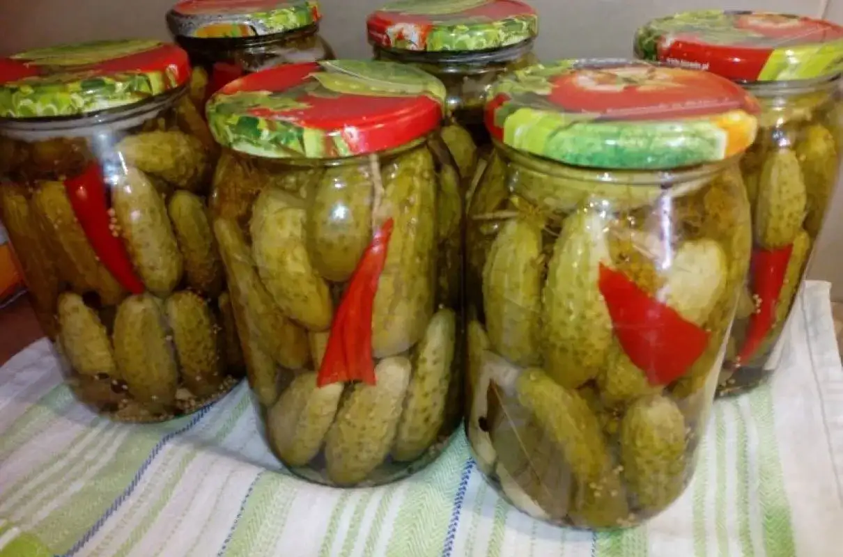 Słoiki z ogórkami kiszonymi z chili. Idealne na zimę, pyszny przepis na całe ogórki z chili.
