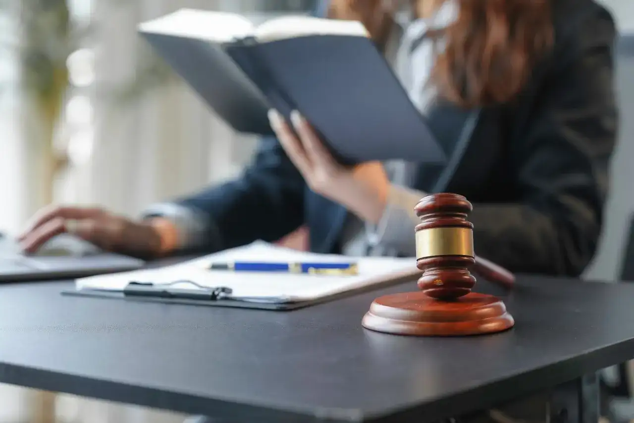 Sądowy młotek i dokumenty na biurku. Zastanawiasz się, ile kosztuje pełnomocnictwo notarialne?