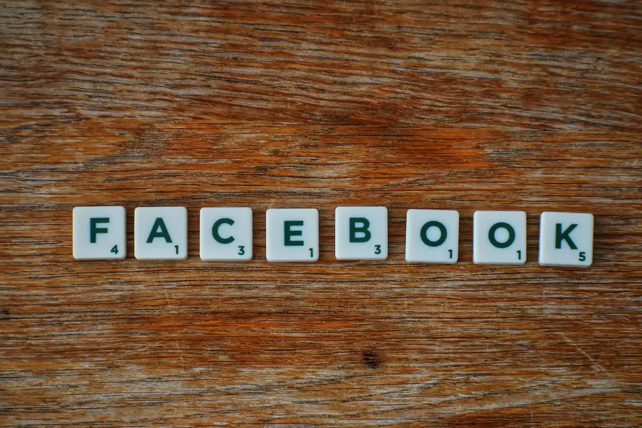 Litery z gry Scrabble układają napis FACEBOOK. Zastanawiasz się, jak zobaczyć czy ktoś mnie zablokował na FB?