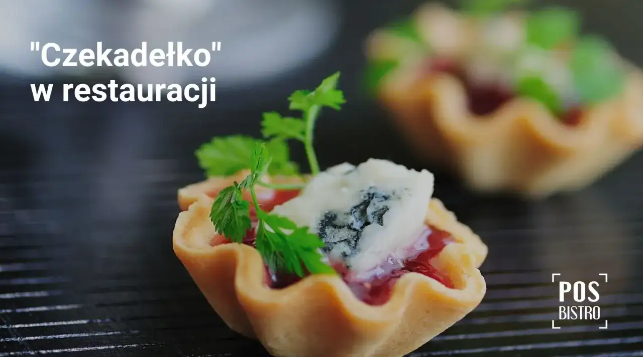 Czekadełko" w restauracji: kruche babeczki z dżemem i serem pleśniowym, idealne jako amuse bouche.