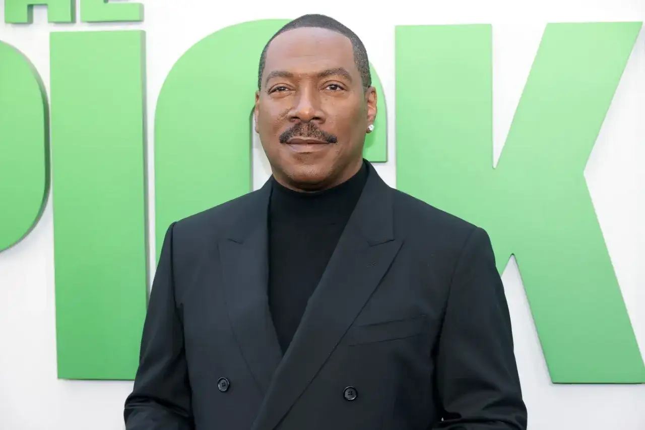Eddie Murphy w czarnym garniturze, promujący swoje filmy.
