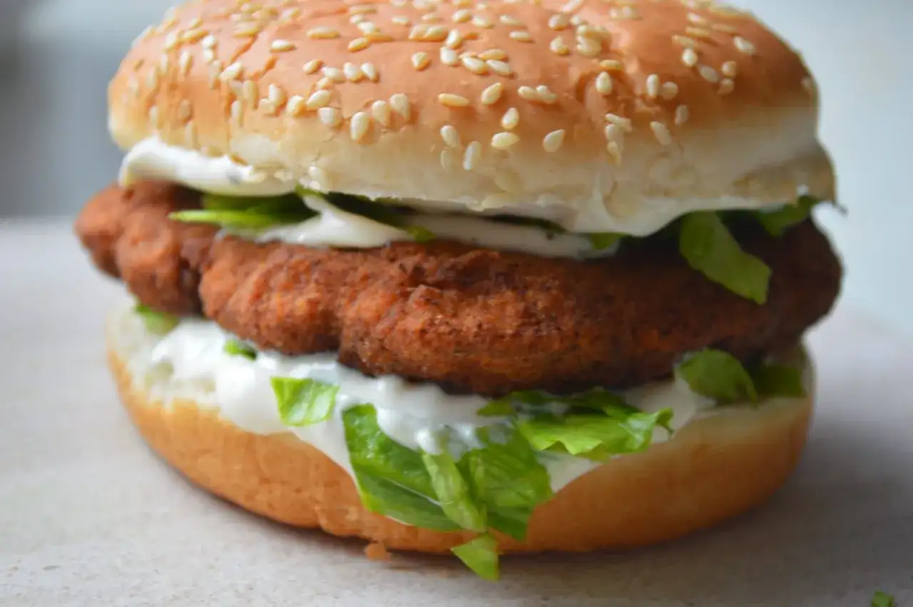 McChicken z chrupiącym kurczakiem, sałatą i kremowym sosem, który przypomina sos do McChickena.