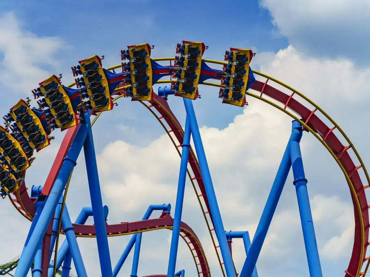 Pasażerowie na wagonikach najwyższego rollercoastera na świecie szykują się na emocjonujący zjazd.