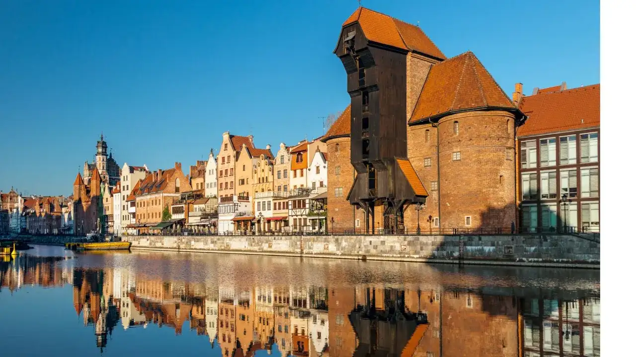 Nad Motławą w Gdańsku, Żuraw i kamienice odbijają się w wodzie. Poznaj ciekawostki o Gdańsku!