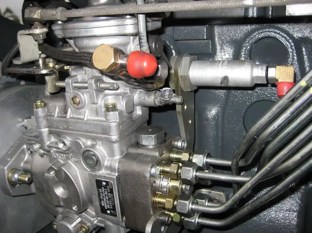 Pompe d'injection diesel Bosch, pièce maîtresse pour la durée de vie pompe injection diesel. Tubes métalliques et raccords visibles.