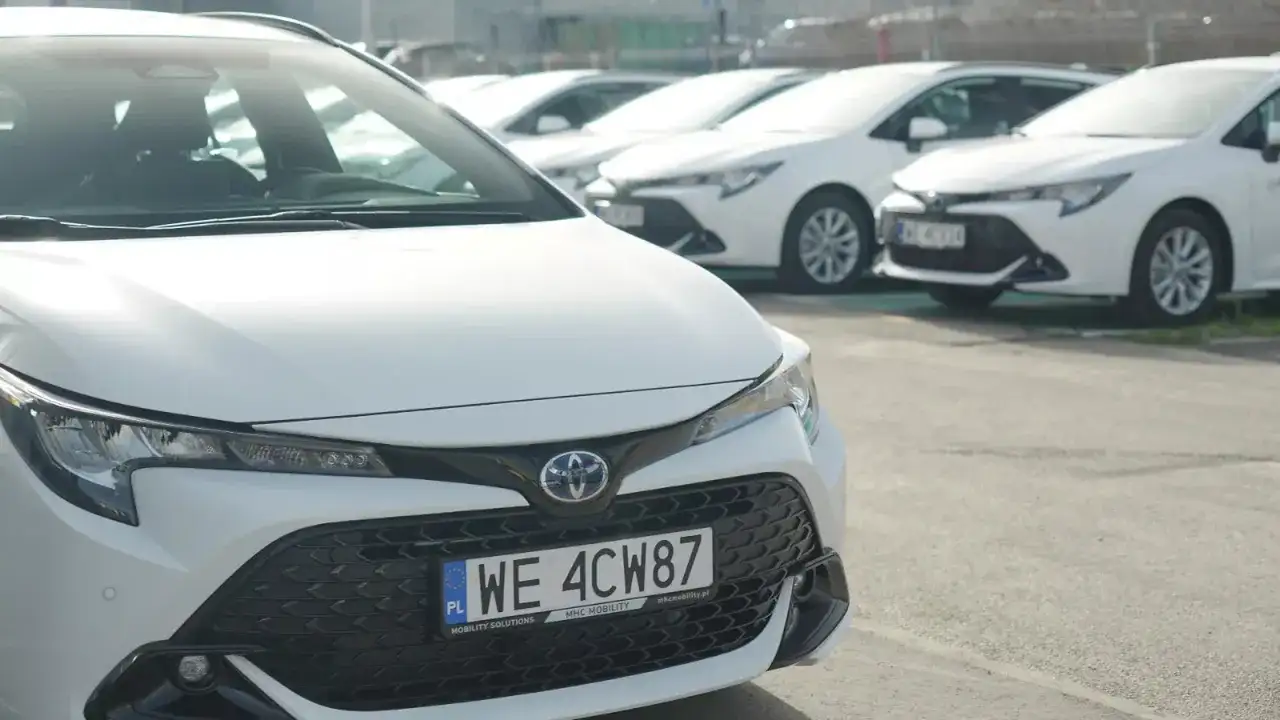 Białe Toyoty, gotowe do jazdy. Usługa toyota kinto zapewnia mobilność.