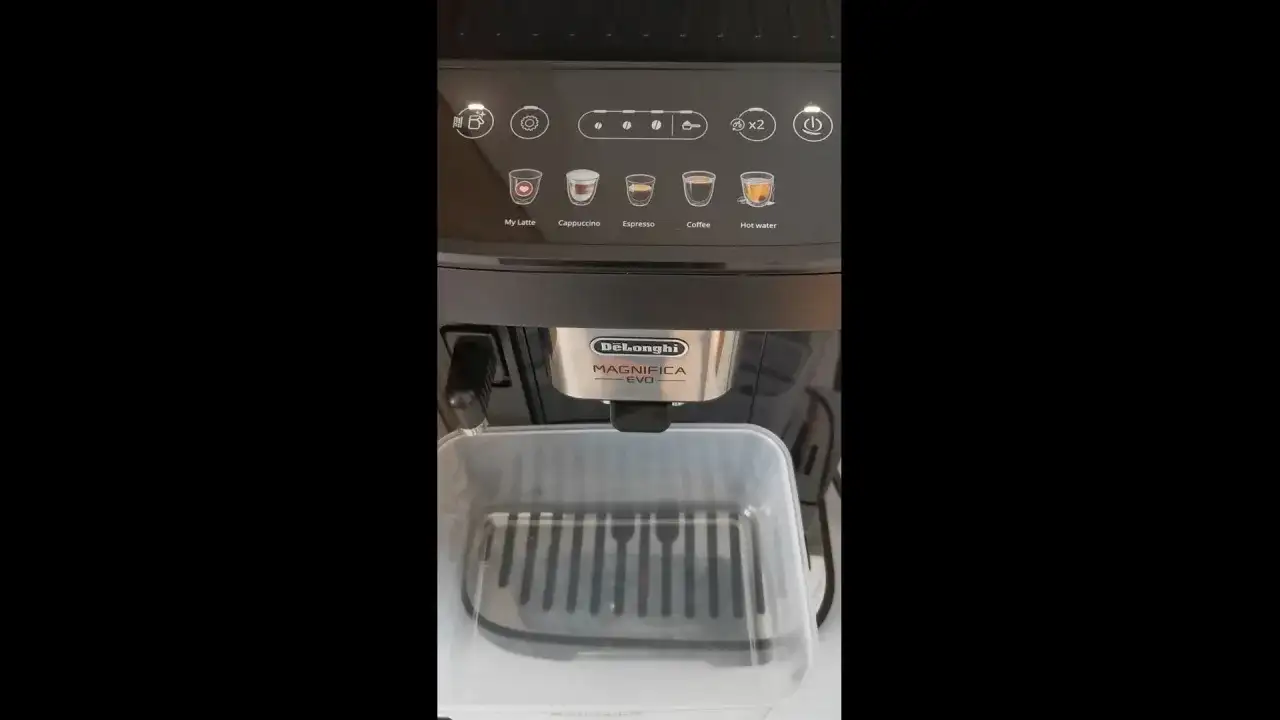 Panel sterowania ekspresu DeLonghi Magnifica Evo. Widoczne ikony napojów i przyciski. Przygotowanie do odkamieniania.
