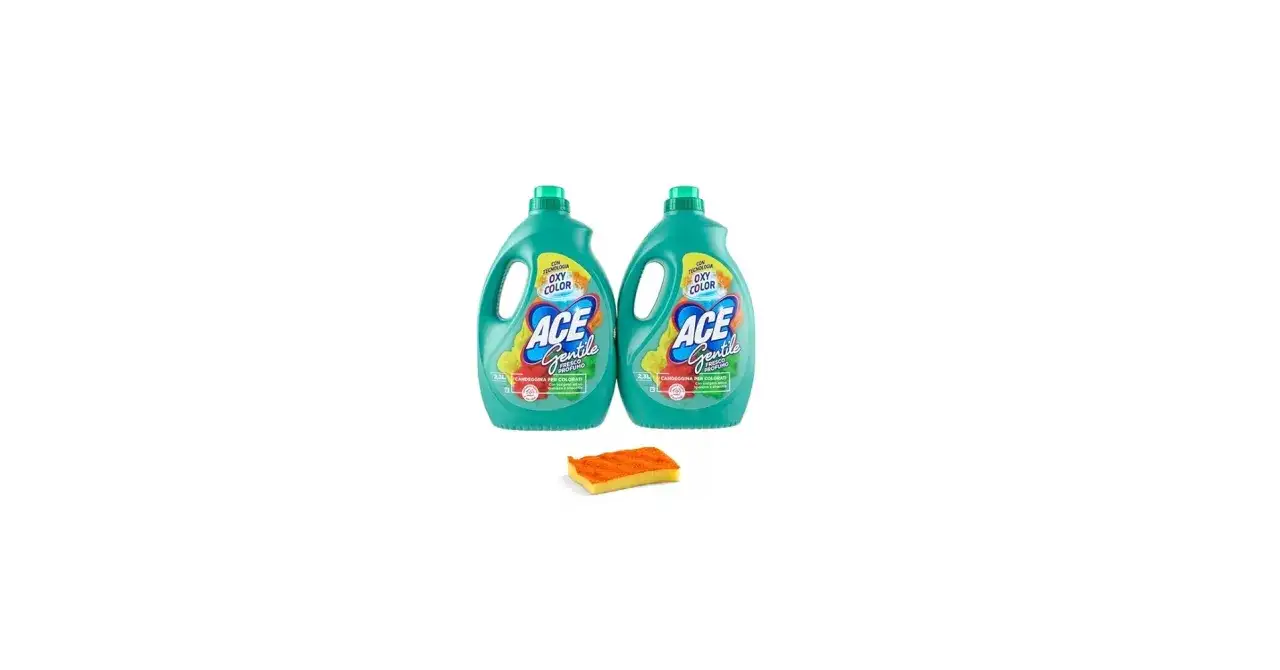 Due flaconi di candeggina ACE Gentile per colorati, con tecnologia Oxy Color, accanto a una spugna arancione.