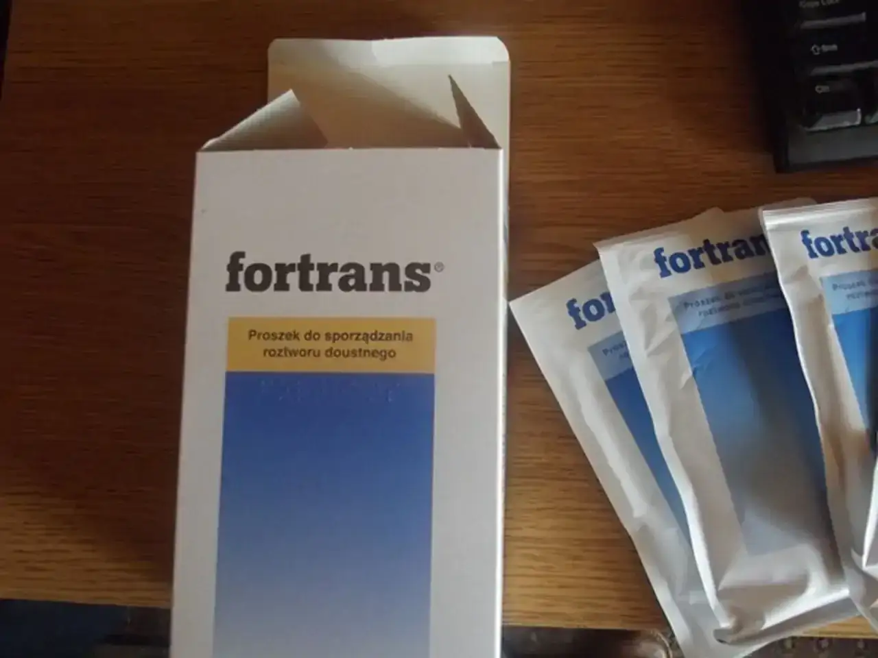Opakowanie leku Fortrans i saszetki z proszkiem. Jak pić Fortrans? Instrukcja jest na opakowaniu.