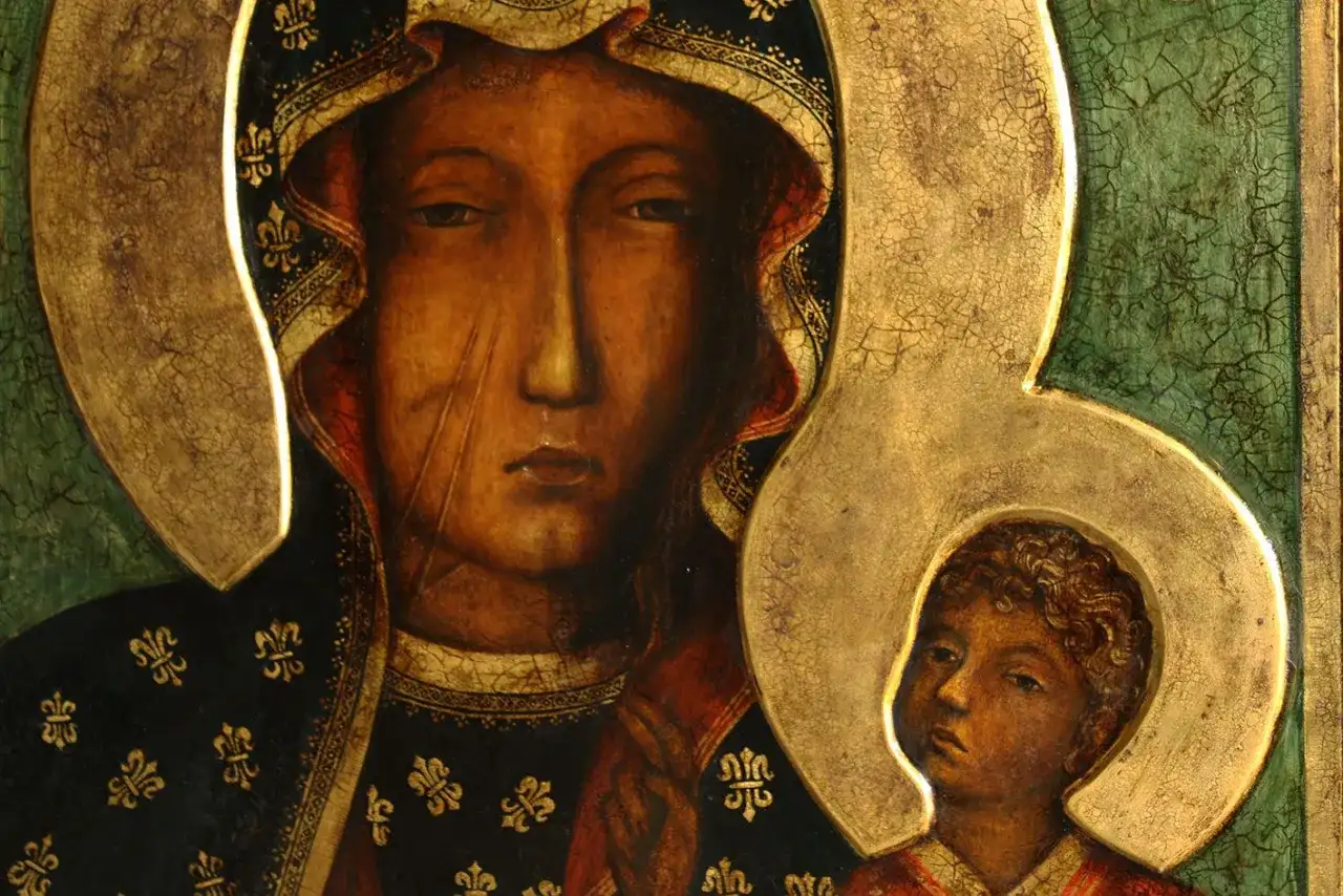 Oblicza Matki Boskiej Częstochowskiej i Dzieciątka Jezus na ikonie. Obecna sukienka Matki Boskiej Częstochowskiej ozdobiona złotymi liliami.
