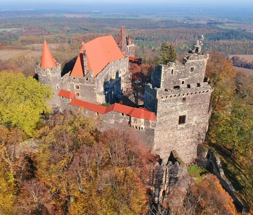 Zamek Grodziec i okolice: przewodnik po wulkanach i historii
