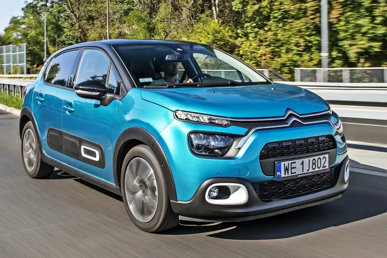 Niebieski Citroen C3 w ruchu. Sprawdź atrakcyjną cenę tego miejskiego auta!
