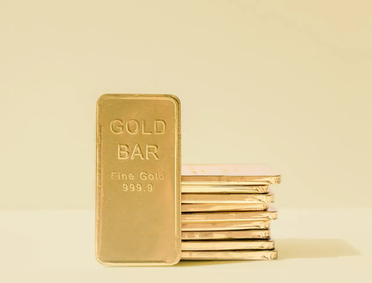 Złote sztabki z napisem "Fine Gold 999.9", symbolizujące inwestycje z akredytacją LBMA.